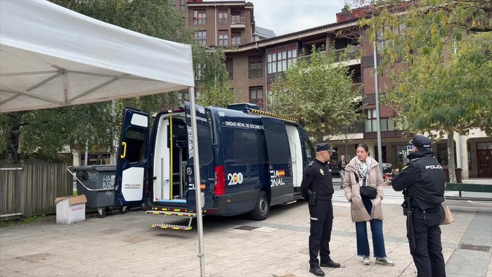 Nortasun agiria eta pasaportea Arrasaten tramitatzeko unitate mugikorra