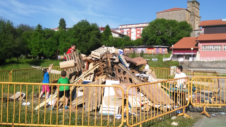 Hirutan erre badiete ere herriko neska-mutikoek berriz egin dute San Juan sua pizteko piloa