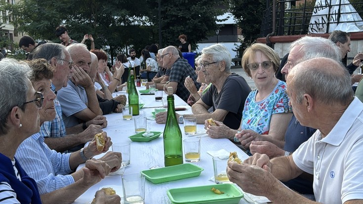 400 bat pintxo salduta, Anelkar elkarteak 1.219 euro batu ditu Elkartasun Jaian