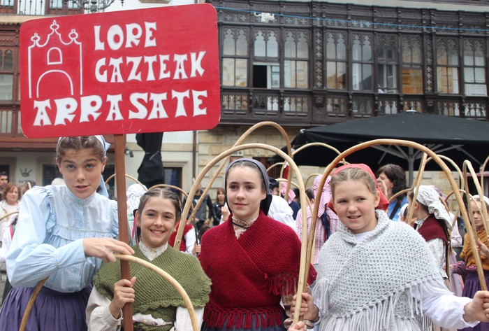 Lore Gazteak dantza taldearen deia izena emateko, 5 eta 7 urte arteko umeei begira