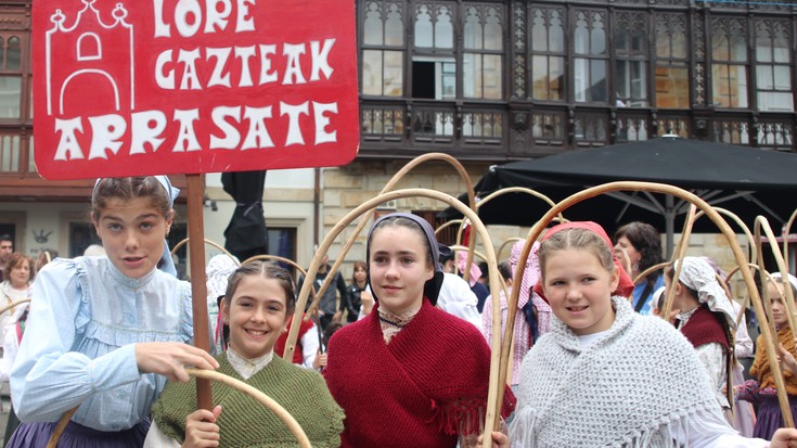 Lore Gazteak dantza taldearen deia izena emateko, 5 eta 7 urte arteko umeei begira