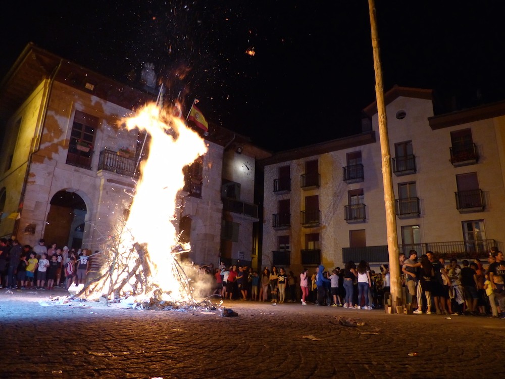 Tantaia altxatzea eta San Juan suaren piztea domekan