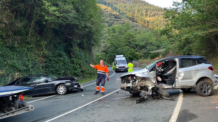 Bi autok aurrez aurre egin dute talka Arrasaten, Gesalibar auzoan