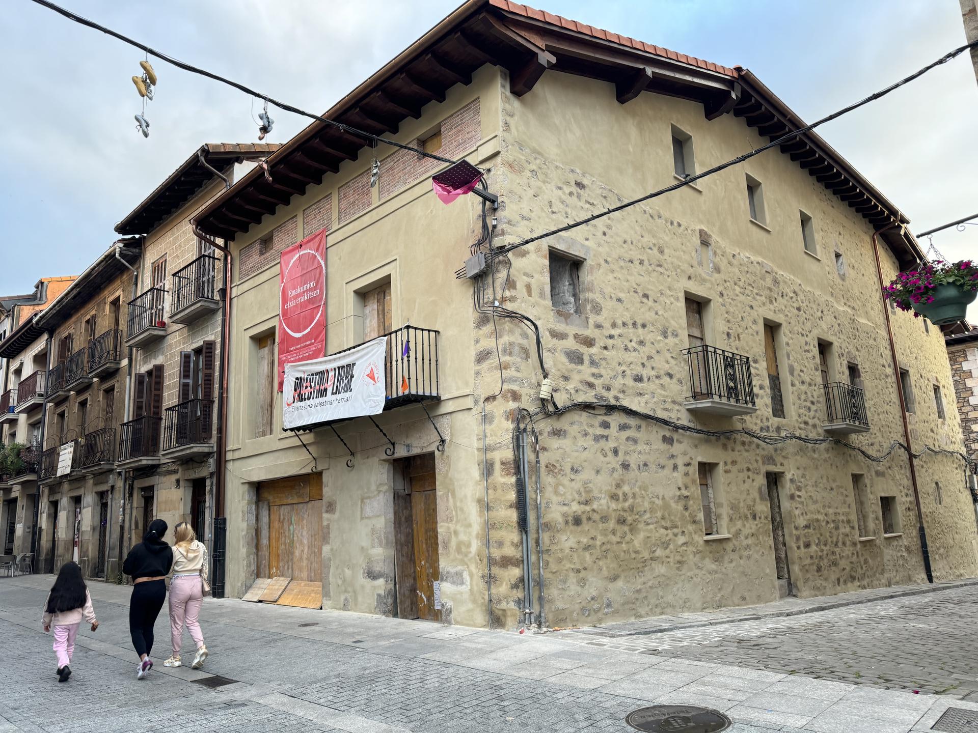 Emakumion Etxiaren bueltan egindakoak eta hemendik aurrerakoak azalduko dituzte gaurko bilera irekian