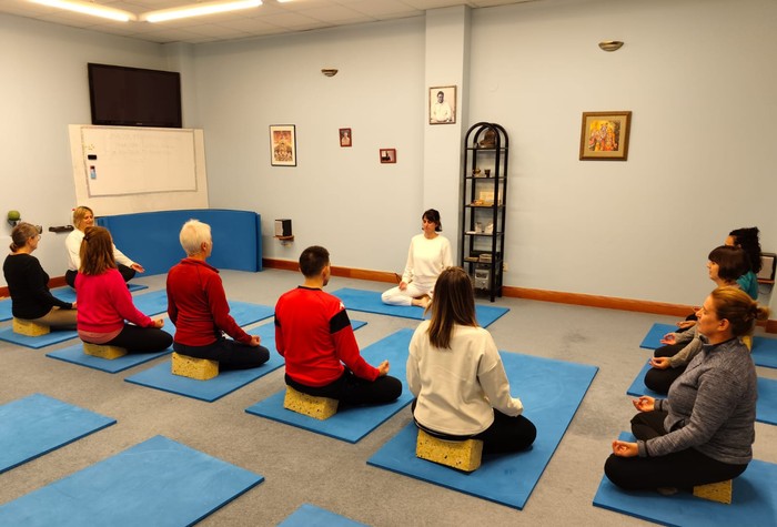 Arrotzetik egonkortzera pasa da Oñatiko yoga eskola