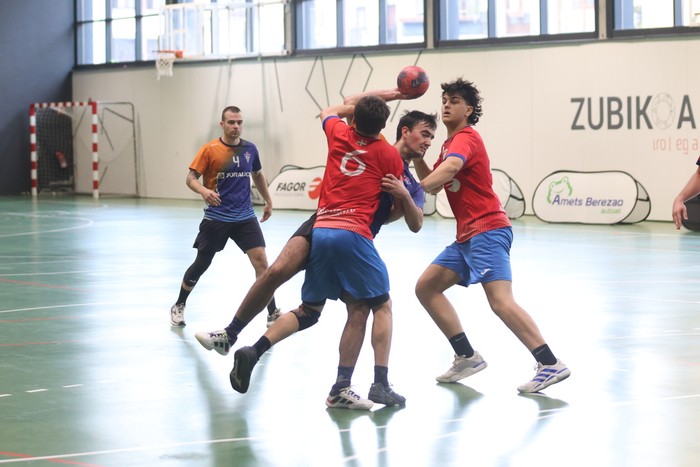 Bergarak irabazi du oñatiarren aurkako derbi parekatua (23-24)