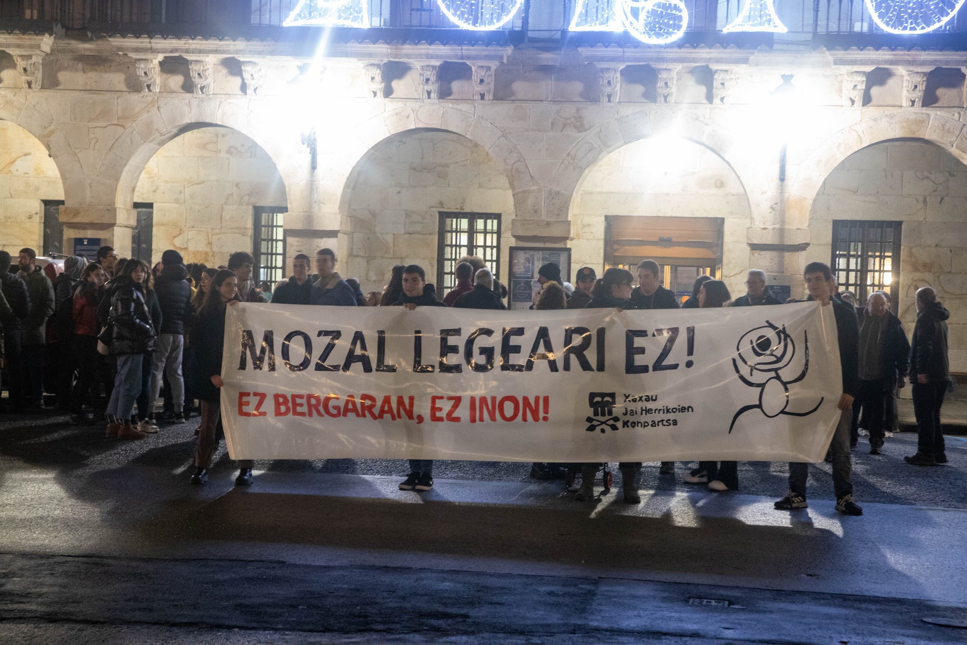 'Mozal Legerik ez!' lelopean protesta egin dute Bergaran