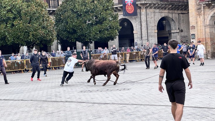 Mozorrotuta ibili dira sokamuturrean bat baino gehiago