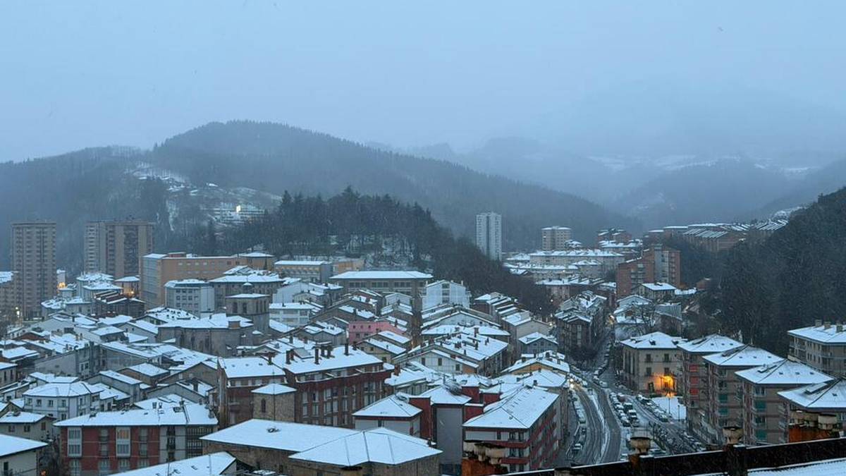 Elurtuta esnatu dira Debagoieneko herriak