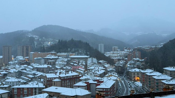 Elurtuta esnatu dira Debagoieneko herriak