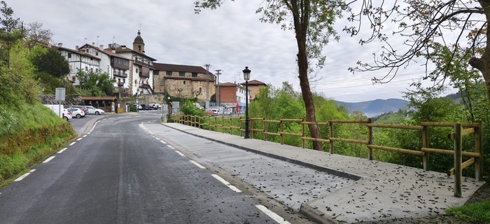 Ibilgailuentzako aparkalekuak egin dituzte herriaren kanpoaldean