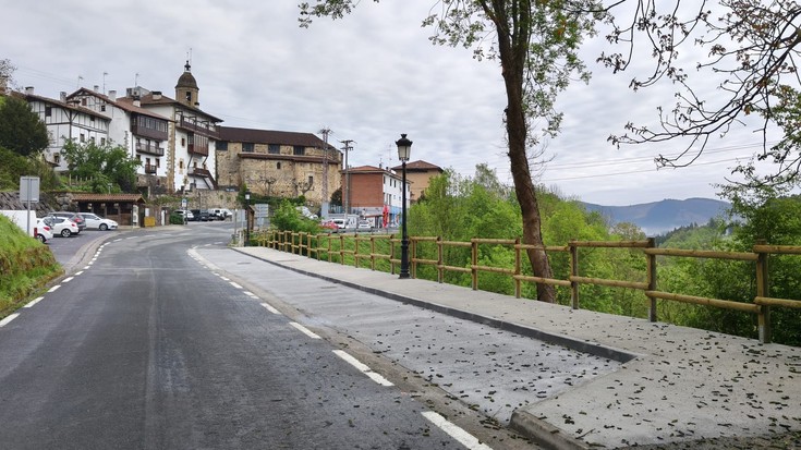 Ibilgailuentzako aparkalekuak egin dituzte herriaren kanpoaldean