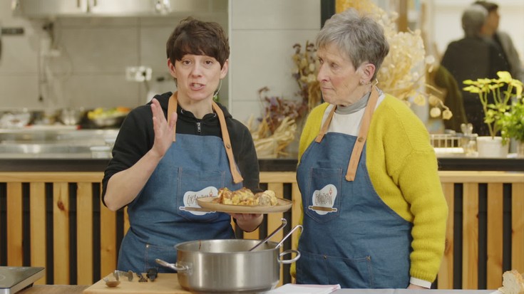 Mariasun Zaloñak eta Anne Otegik prestatutako oilaskoa antigoaleko erara