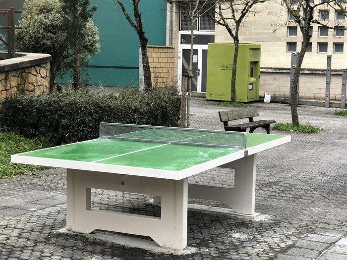 Ping-pong mahai berria erabilgarri dute herritarrek