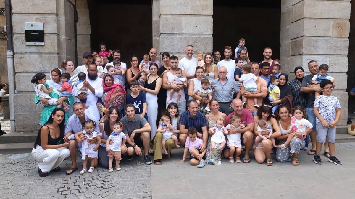 Ongietorria egin diete jaioberriei Eskoriatzan, sanpedroak hasi aurretik