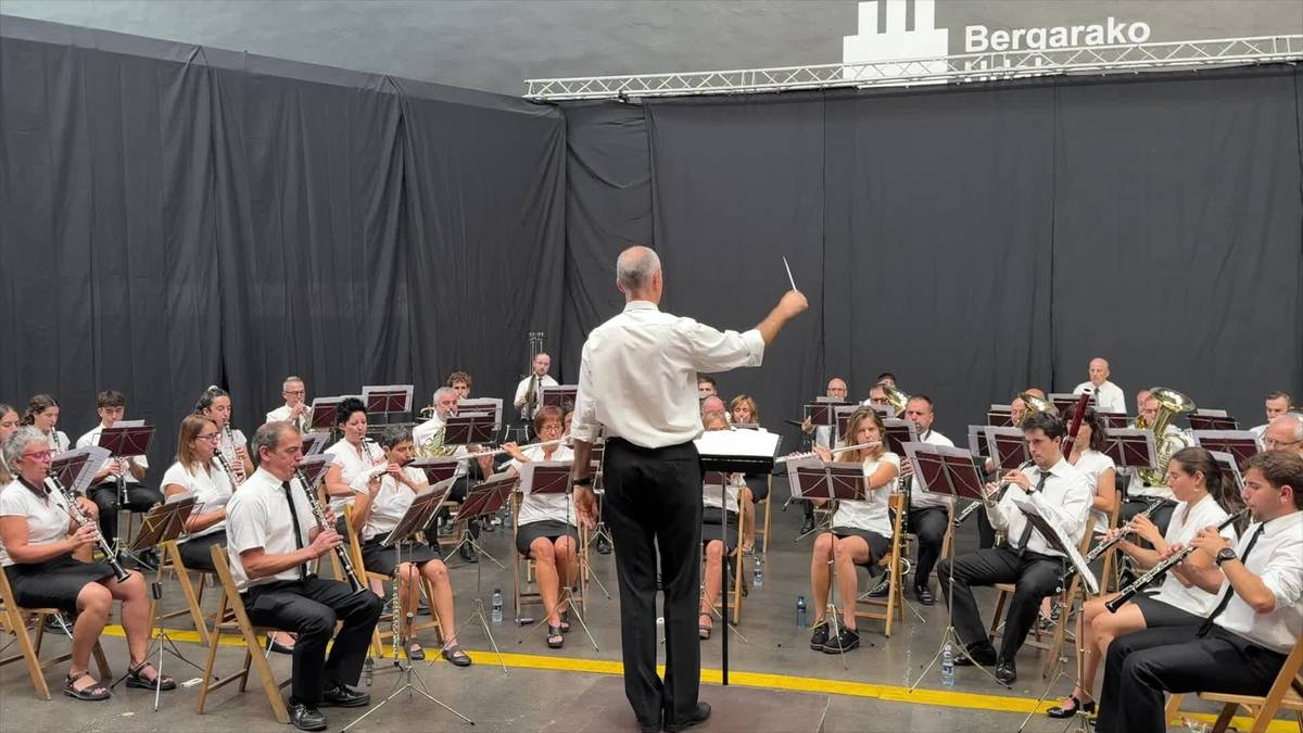 Goraino bete da pilotalekua Bergarako Musika Banda entzuteko