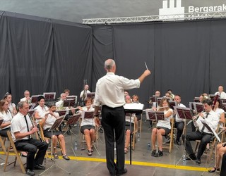 Goraino bete da pilotalekua Bergarako Musika Banda entzuteko