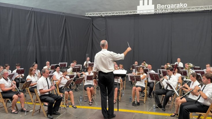 Goraino bete da pilotalekua Bergarako Musika Banda entzuteko