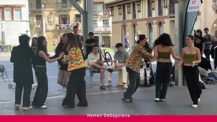 'Hemen Debagoiena': Ikastolen Elkartearen ‘Piztu plaza’ jaialdiak askotariko kultura-proposamenak ekarri ditu