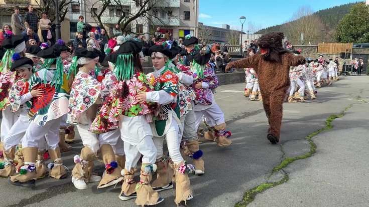 Inauteri Txikiaren bueltan, kalez kale aritu dira Oñatin