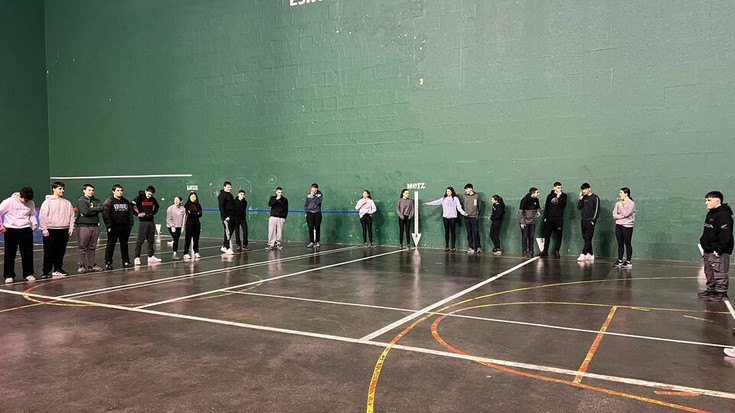 2008an jaiotako neska-mutikoek prest dituzte herritarren aurrean egiteko dantzak