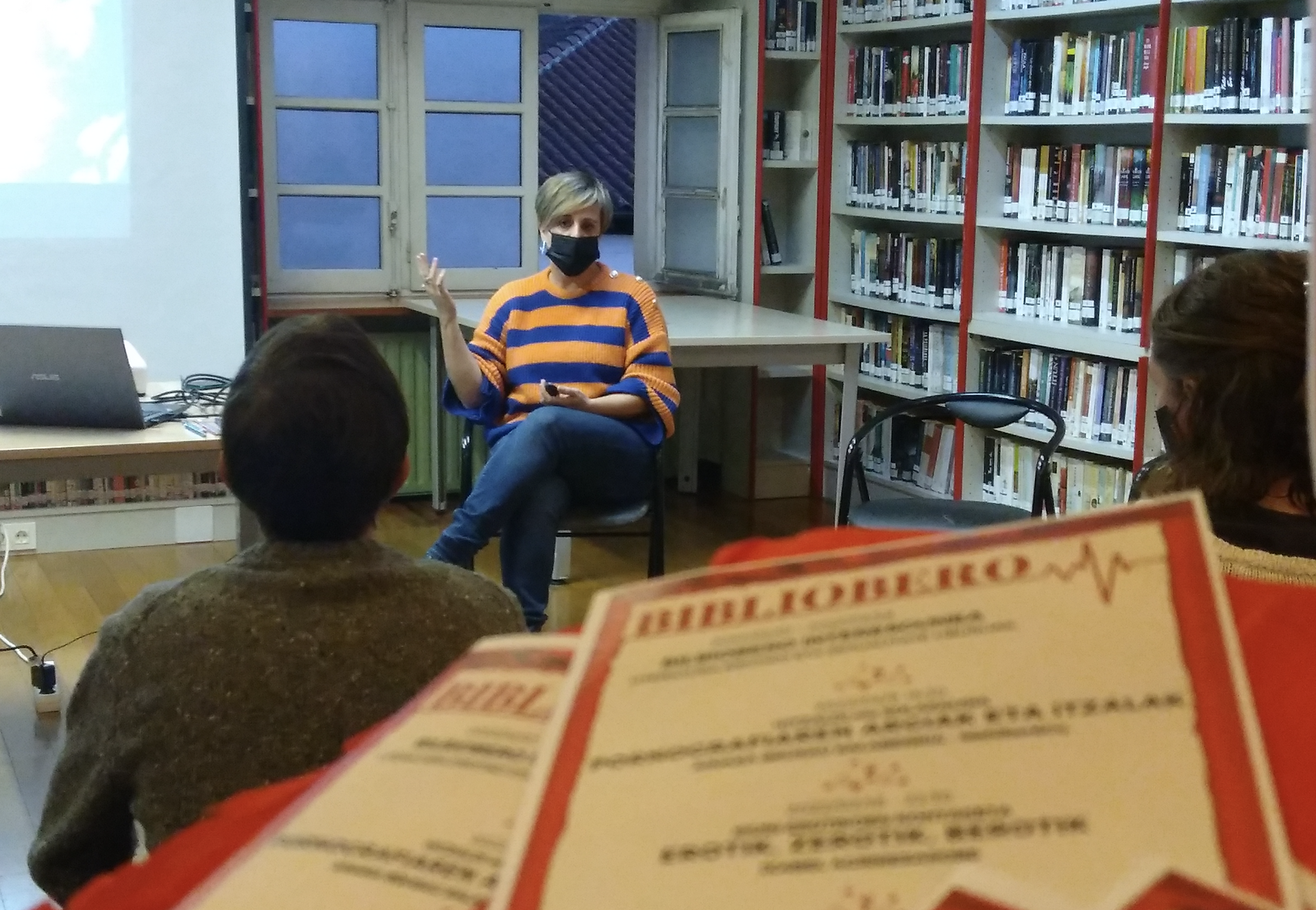 Pornografiaren argiak eta itzalak izan zituzten hizpide, eguaztenean, liburutegian