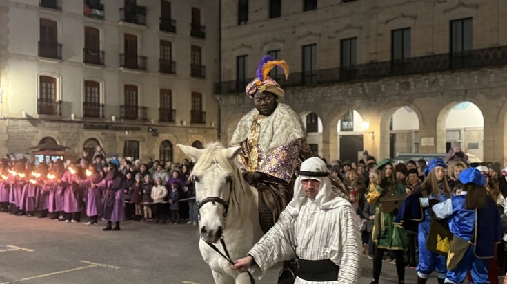 Bergararrak kalera irten dira Errege Magoei harrera beroa egiteko