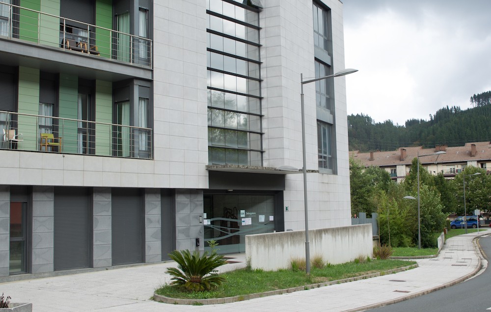 Hamabost positibo eta heriotza bat baieztatu dituzte GSR egoitzan