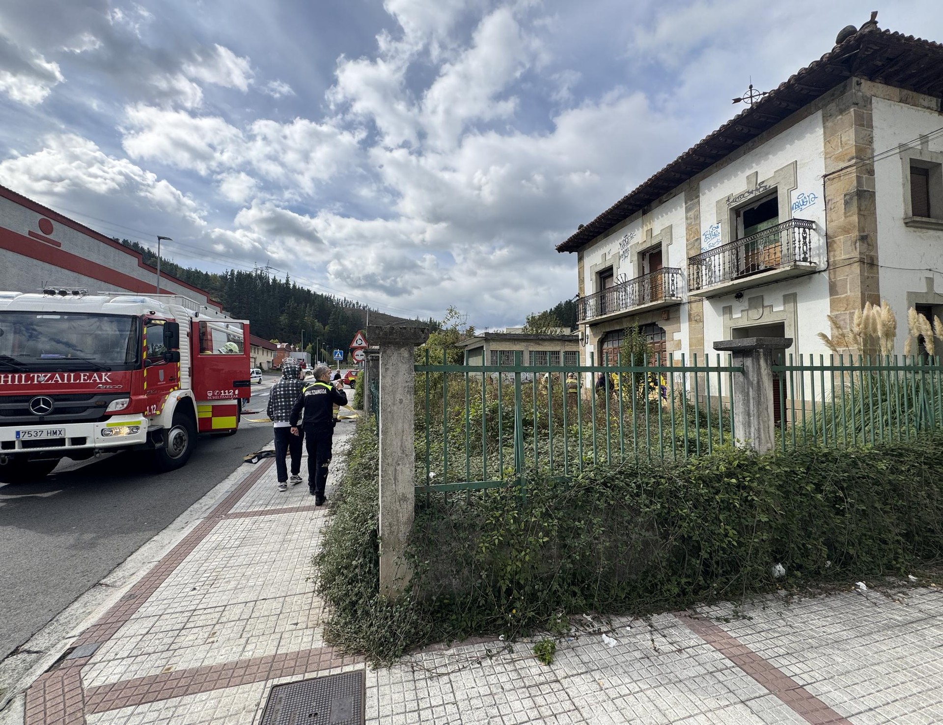 Sua piztu da Aingeru Guarda pasealekuan hutsik dagoen etxebizitza bateko orubean