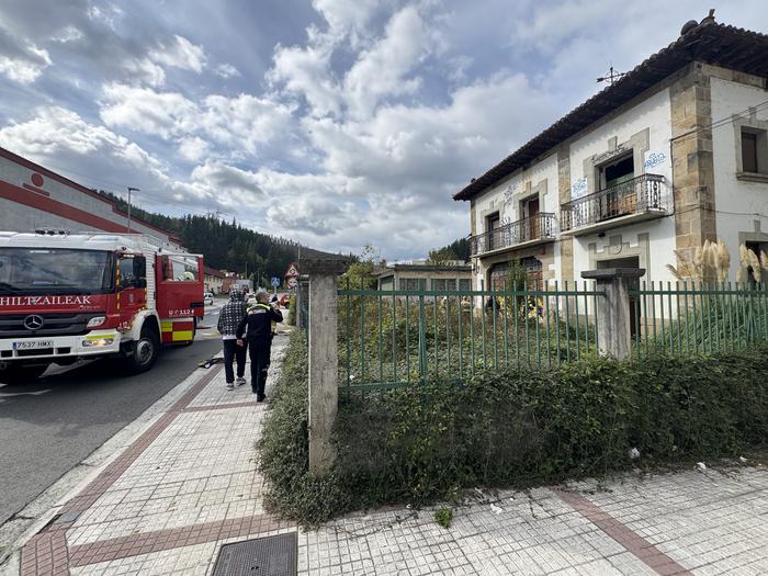 Sua piztu da Aingeru Guarda pasealekuan hutsik dagoen etxebizitza bateko orubean