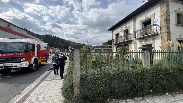 Sua piztu da Aingeru Guarda pasealekuan hutsik dagoen etxebizitza bateko orubean