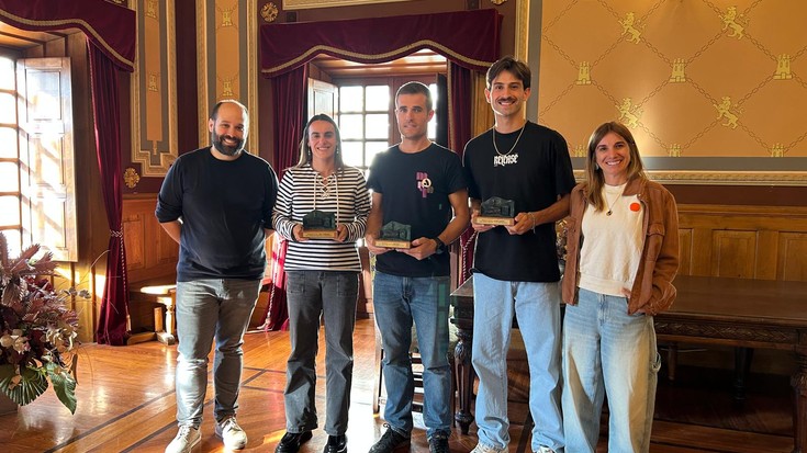 Andoni Calbano, Mikel Aristi eta Nerea Agirrezabal omendu ditu Bergarako Udalak