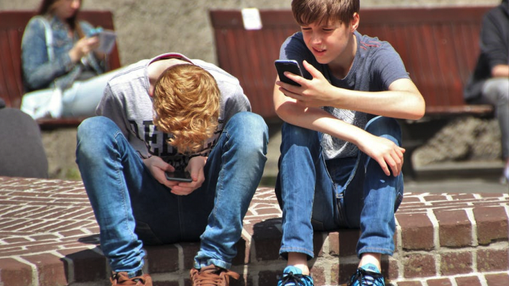 Hamar gurasotatik hiruk atzeratu nahi dute eskuko telefonoa emateko unea