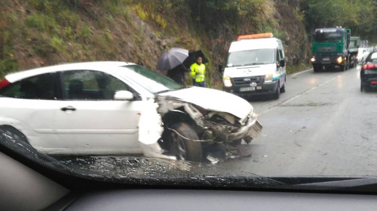 Auto-ilarak eragiten ari da Zubillagara bidean gertatu den istripua