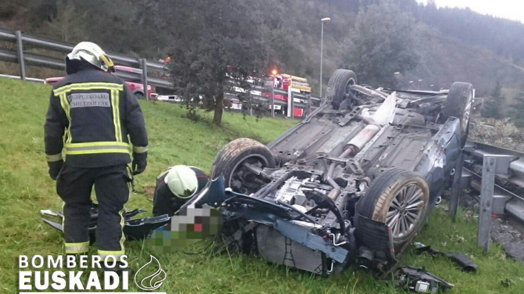 Auto batek istripua izan du AP-1 errepidean, Bergaran