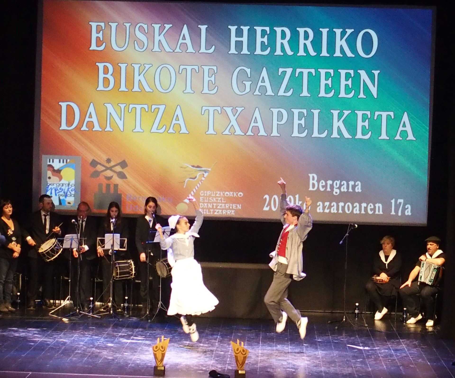 Bikote gazteen Euskal Herriko dantza askatu txapelketa jokatuko da domekan, Bergaran
