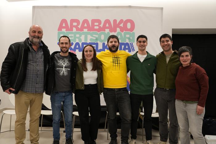 Martin eta Sabin Abarrategi anaiek Arabako Bertsolari Txapelketari hasiera eman diote Oionen