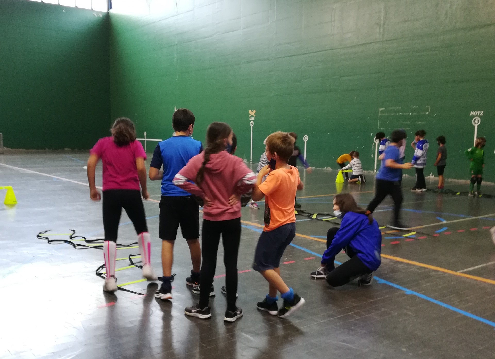 Hockey campusa egiten dabiltza Aramaion