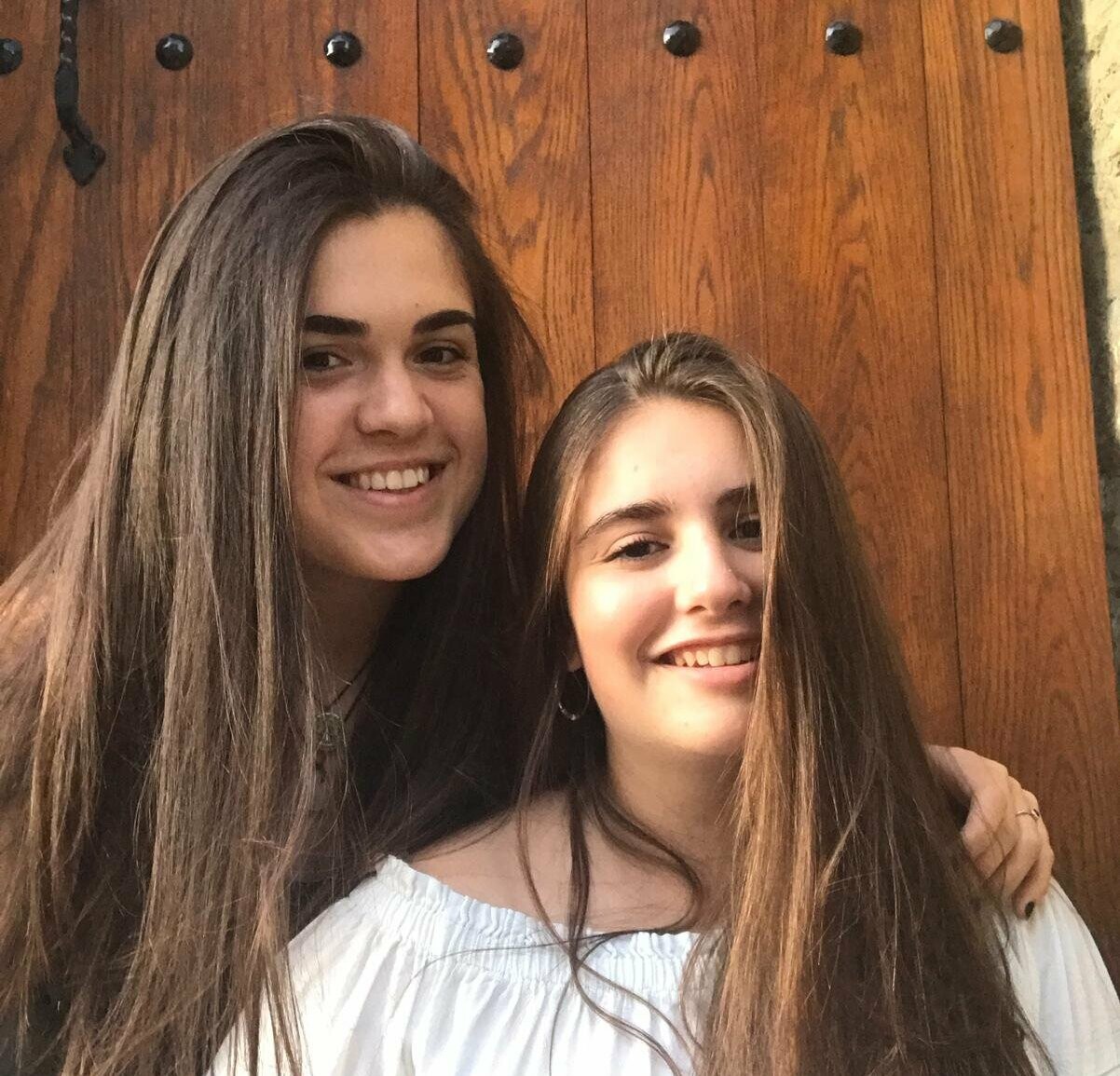 Janire Garitano eta Ainhoa Etxezarreta: "Herritarrek guk diseinatutako zapia janzteak badu ardura apur bat"