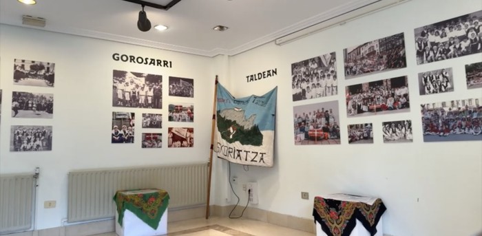 Zabalik dago herriko eragileen erakusketa Eskoriatzako liburutegian