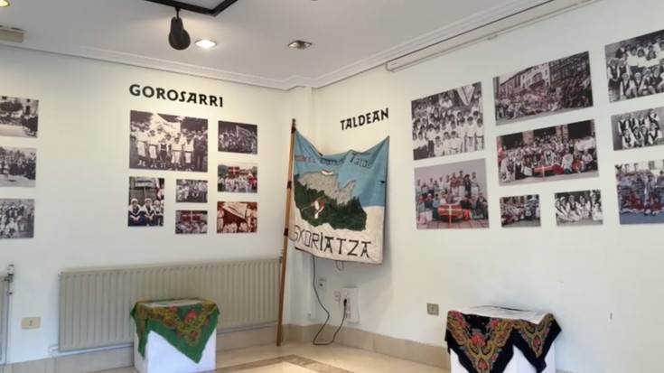 Zabalik dago herriko eragileen erakusketa Eskoriatzako liburutegian