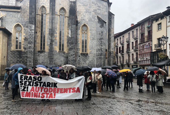 Lizarrako hilketa erailketa matxista izan dela salatu dute Arrasaten ere hainbat lagunek