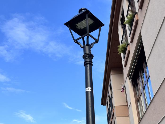 Bakoitzari dagokion zenbakia jarrita ari dira farolak identifikatzen Oñatin