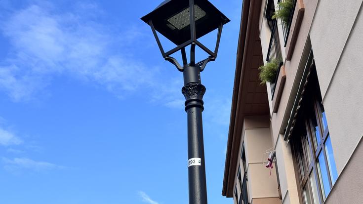 Bakoitzari dagokion zenbakia jarrita ari dira farolak identifikatzen Oñatin