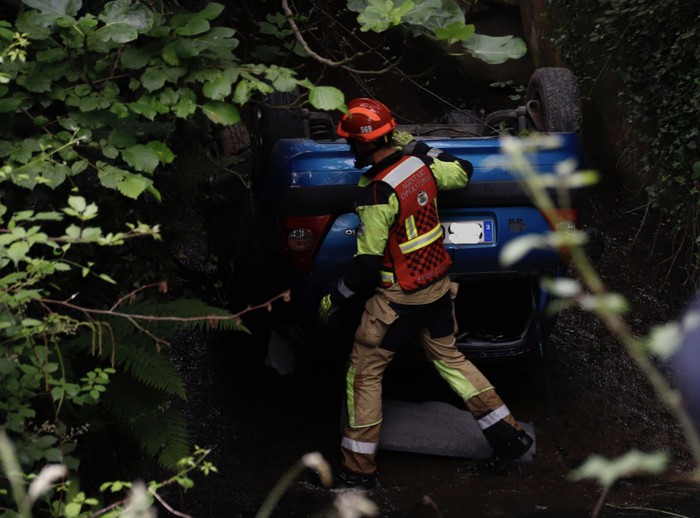 Auto bat errekara jausi da Eskoriatzako saihesbide parean