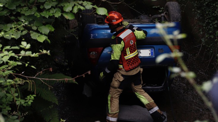 Auto bat errekara jausi da Eskoriatzako saihesbide parean