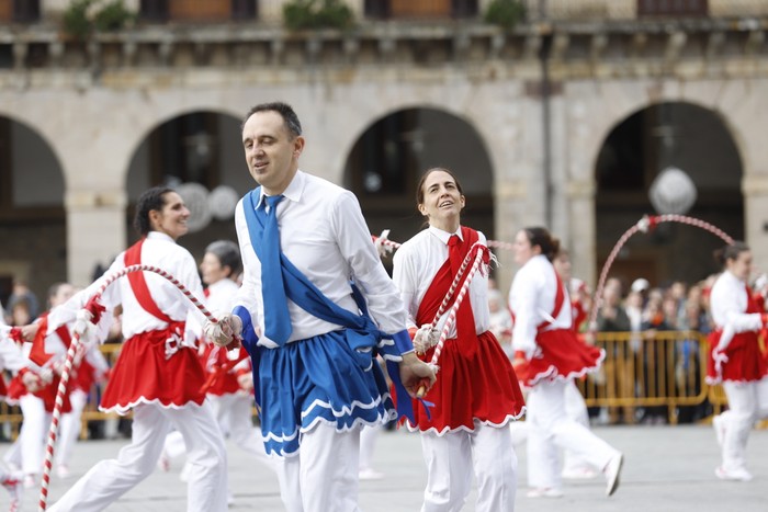 Oñatz dantza taldearen ekitaldia, argazkitan