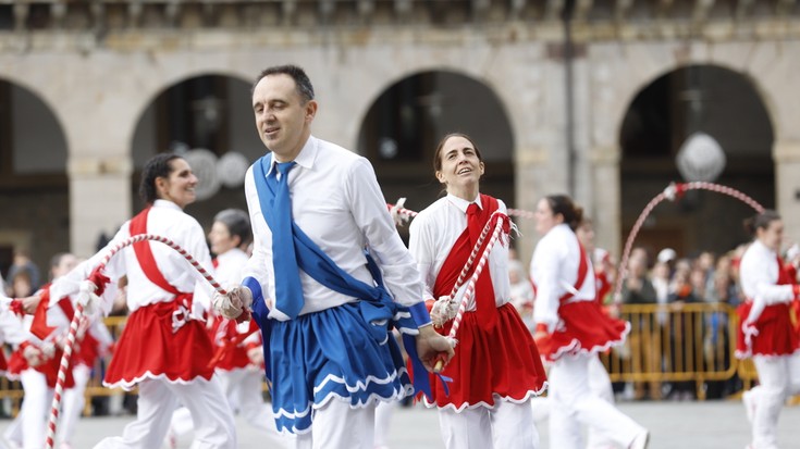 Oñatz dantza taldearen ekitaldia, argazkitan