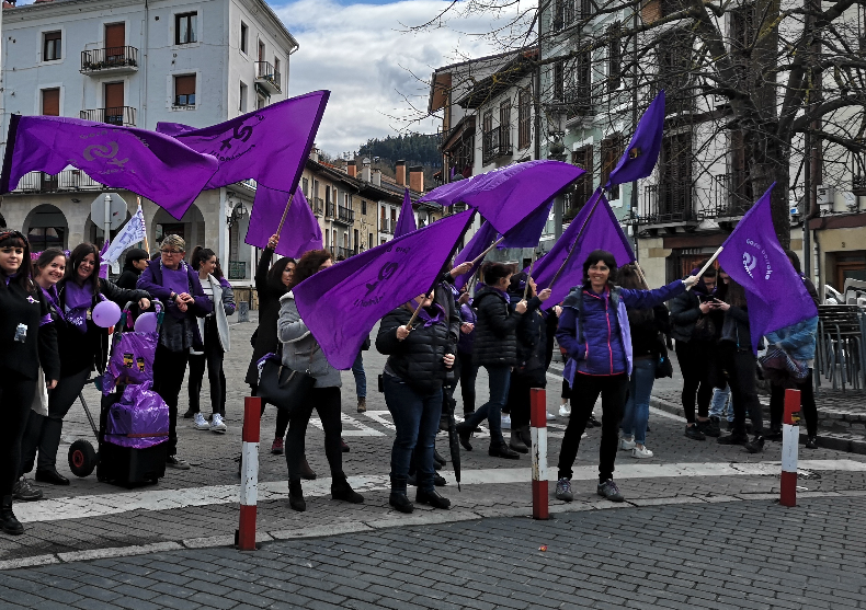Elkarretaratzea eta sinadura bilketa gaur, feministek deituta