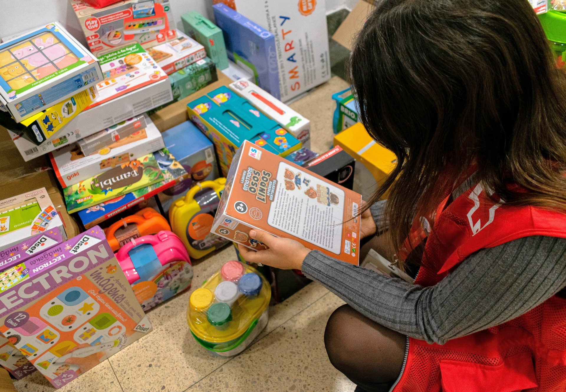 'Jostailu hezitzailea' kanpaina jarri dute abian, Debagoieneko Gurutze Gorriak bultzatuta